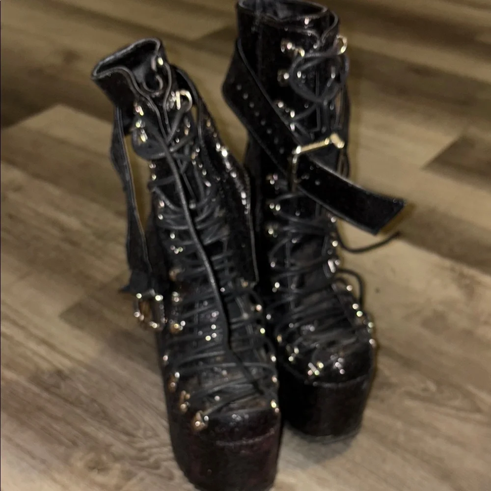 SPARKLE TRAITOR BOOTS
TRICKZ N' TREATZ - Picture 3 of 7